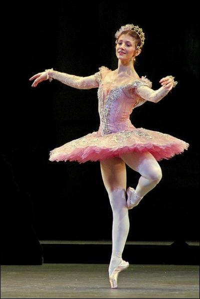 Voici une danseuse roumaine. Elle faisait partie du Royal Ballet mais a rejoint l'English National Ballet en 2013. C'est...