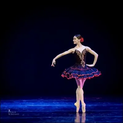 Voici une autre danseuse française...