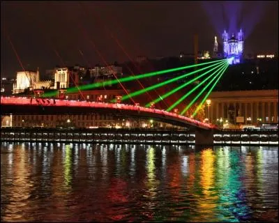 Manifestation populaire s'appuyant sur une fête religieuse, la "Fête des Lumières" se tient chaque année pendant 4 jours autour du...