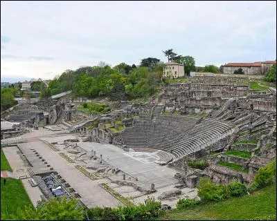 Principal monument romain visible à Lyon, le Théâtre antique forme avec ses voisins l'Odéon antique et le musée gallo-romain un site archéologique remarquable. il est adossé à...