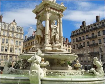 Sur quelle place, carrefour important de la ville, est située cette fontaine dédiée aux hommes illustres de Lyon ?