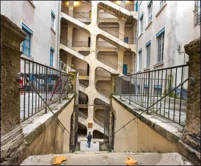 Couloirs secrets de la résistance et de la révolte des canuts, c'est l'une des plus connues des traboules de Lyon...