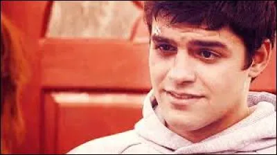 Qui est-ce? Avec qui sort-il au début de la série ?