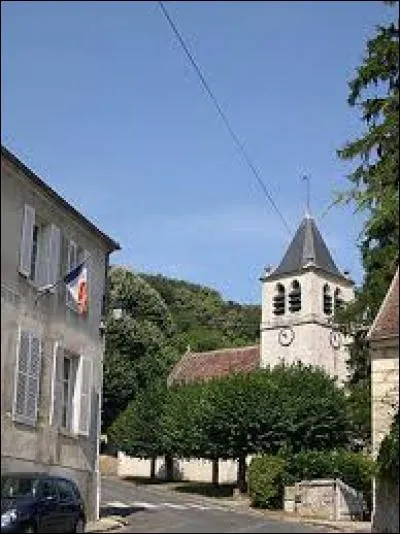 Nous flânons dans les rues de Ronquerolles. Village francilien, dans le Vexin français, il se situe dans le département ...