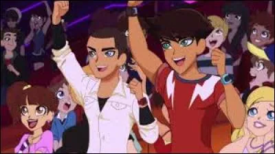 De quelle couleur les cheveux de Lyna sont-ils ?