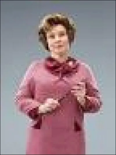 Avant de travailler à Poudlard comme professeur de défense contre les forces du Mal, où Dolores Ombrage travaillait-elle ?