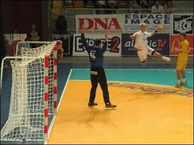 Comment est appelé ce tir au handball qui consiste à tirer du côté du terrain ?