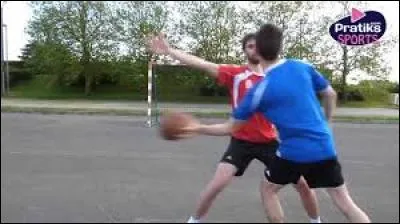 Comment est appelé ce tir au handball qui consiste à tirer à la hanche de l'adversaire ?