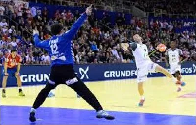Comment est appelé ce tir au handball, qui a aussi pour nom jet de 7 mètres ou 9 mètres, et est souvent utilisé pour les fautes commises ?