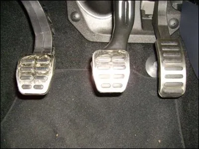 Dans une voiture, quelle pédale se situe la plus à gauche ?