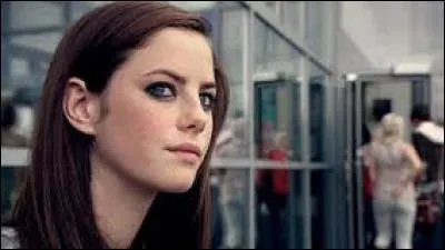 Lors de la fête dans les bois, que fait Effy ?