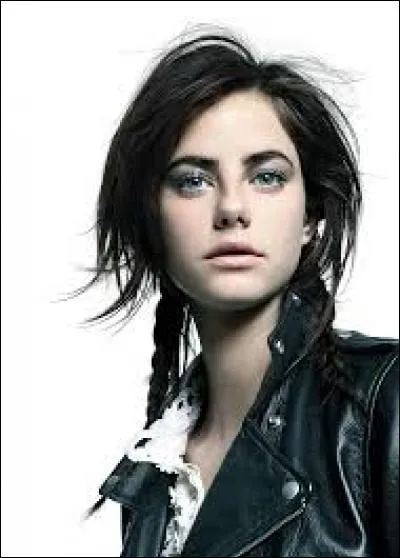 Au début de la saison 4, où apprend-on qu'Effy est allée ?