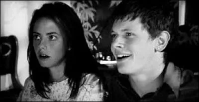 Que propose Effy à Cook au début de la saison 3 ?