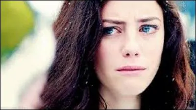 Que fait-elle pendant la pyjama-partie de Pandora ?