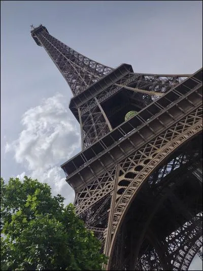En quelle année la construction de la tour Eiffel a-t-elle commencé ?