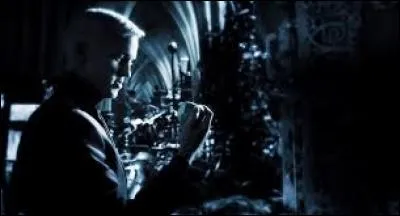 Quels élèves, déguisés en filles, font le guet pour Malefoy ?