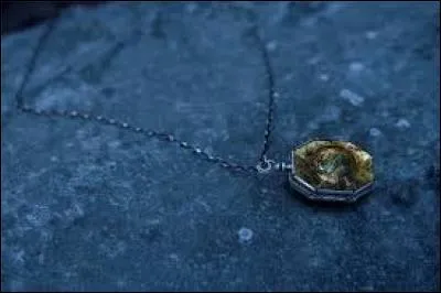 Quel Horcruxe Dumbledore a-t-il découvert dans une caverne ?