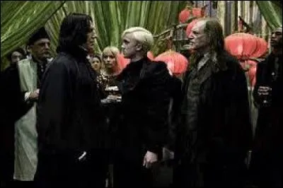 Avec qui Malefoy parlait-il dans une salle de classe pendant la fête de Slughorn ?