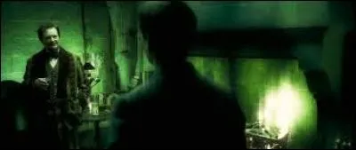 Dans un souvenir de Slughorn, que voulait savoir Voldemort ?