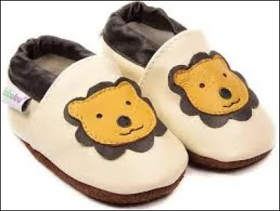 Il met ses chaussons.