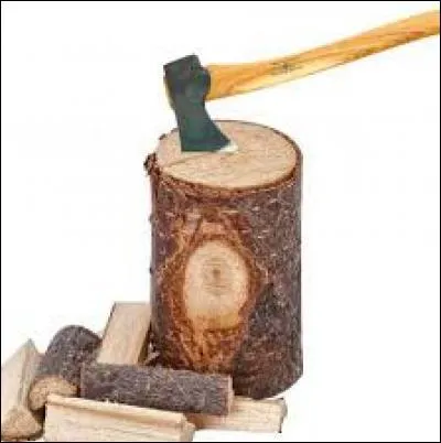 Mon père coupa une bûche pour la mettre dans la cheminée.