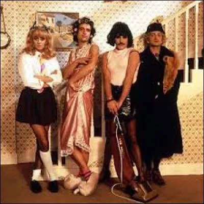 Dans le clip "I Want To Break Free", que fait Freddy Mercury déguisé en femme ?