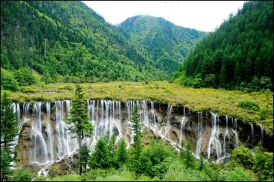 Dans quel pays pourrez-vous contempler les paysages montagneux du Sichuan ?