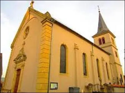 Voici l'église Saint-Michel d'Inglange. Village lorrain de l'arrondissement de Thionville, il se trouve dans le département ...