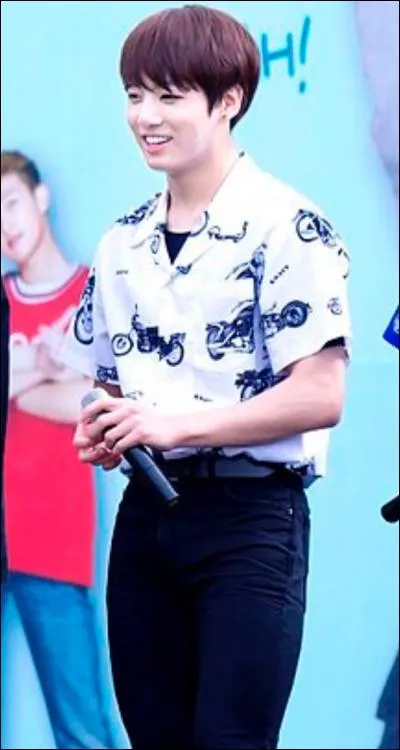 Dans "Surprise de l'anniversaire de Jungkook", comment a-t-il réagi en voyant que tout cela n'était qu'une mise en scène, jusqu'à l'arrivée du gâteau, en voyant ses camarades et l'équipe chanter ?