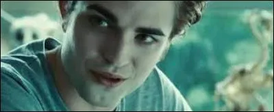 FASCINATION
Quand ils sont dans la cafétéria, Edward dit à Bella qu'il a déjà goûté...
