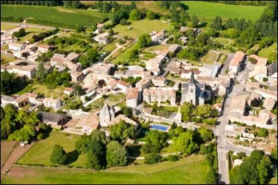 Où conduisait la voie antique venant de Poitiers (Lemonum) qui traversait Rom (Rauranum)?