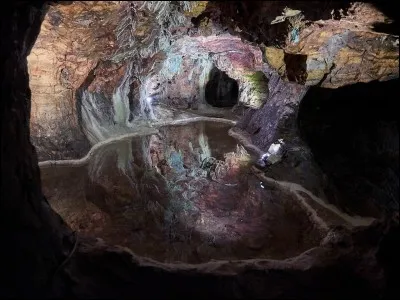 Que produisait-on principalement à partir du minerai extrait des mines de Melle?