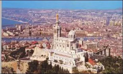 Chef-lieu du département des Bouches-du-Rhône et de la région Provence-Alpes-Côte d'Azur. Quelle est cette ville ?