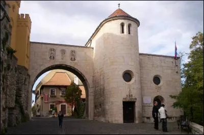 Certaines localités ci-dessous ne se trouvent pas en bord de mer. Lesquelles ?