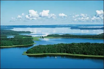 Certaines zones géographiques sont connues pour la présence de nombreux lacs. Lesquelles ?