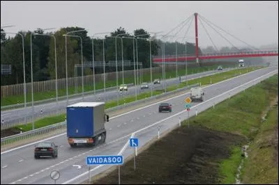 Cochez les pays ne comportant aucune vraie autoroute.