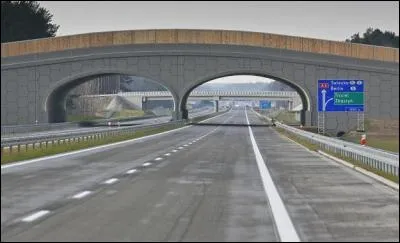 Sélectionnez les pays européens qui ont augmenté, ces 10 dernières années, leurs limitations de vitesse sur autoroute.