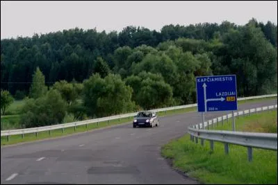 Rouler éclairé (feux de croisement / diurnes) est obligatoire dans de nombreux pays européens 24h/24, toute l'année, sur tout type de route. Parmi les pays ci-dessous, cochez ceux où c'est le cas.