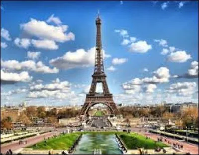 Quel duo chante "Niggas in Paris" ?