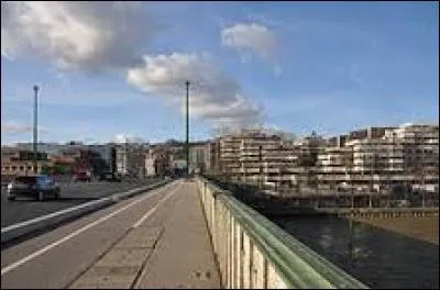 Nous sommes en Ile-de-France, à Suresnes. C'est une ville de l'arrondissement de Nanterre, située dans le département ...