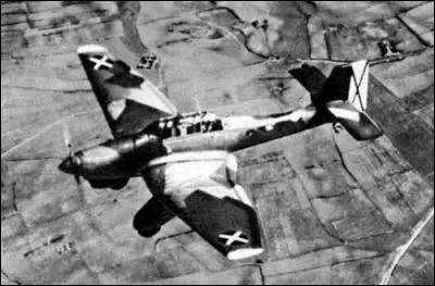 En 1937, les bombardiers allemands et italiens, toujours plus récents, sont encore plus nombreux aux côtés de l'armée de Franco. Quel est ce bombardier en piqué utilisé lors des batailles de Teruel et de l'Ebre?