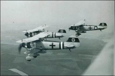 Dans cette première phase de la guerre où s'affrontent les biplans, cet avion allemand, mis en service en 1934, est le pivot de la Légion Condor. De quel avion s'agit-il ?