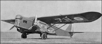 L'aviation républicaine disposait alors de bombardiers moins nombreux et de conception plus ancienne. Quel est cet appareil français, dans lequel s'est illustré André Malraux ?