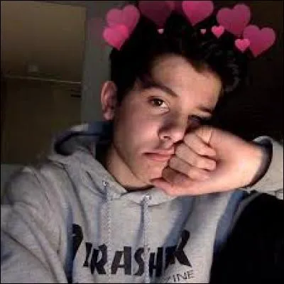 Comment s'appelle-t-il sur les réseaux sociaux ?