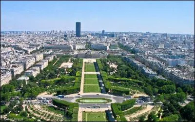 Qu'est ce que "Le Champ-de-Mars" ?