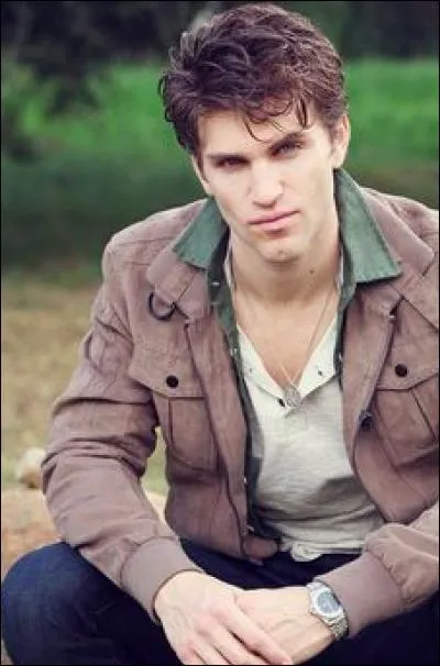 Avec qui est ce garçon ?