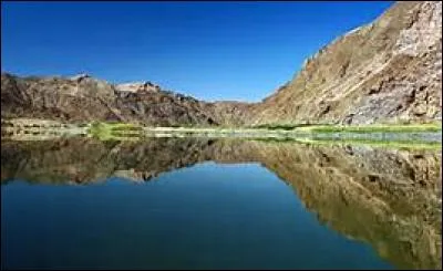 Comment s'appelle le fleuve, long de 2 250 km, qui marque la frontière sud du pays ?