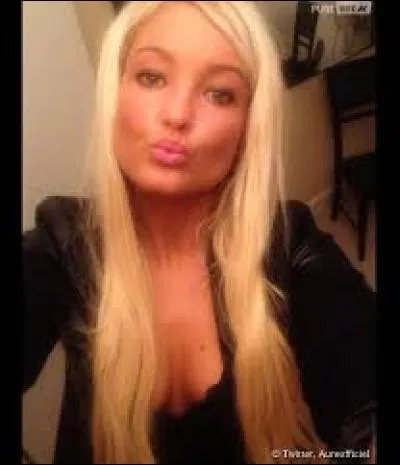 Qui est cette fille aux cheveux longs et blonds ?