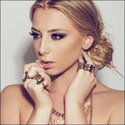 Comment s'appelle cette fille ?