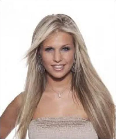 Comment s'appelle cette jeune et jolie blonde ?